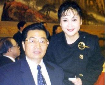 春晚舞台上的常青树，送走一首又一首神曲，却越唱越传神