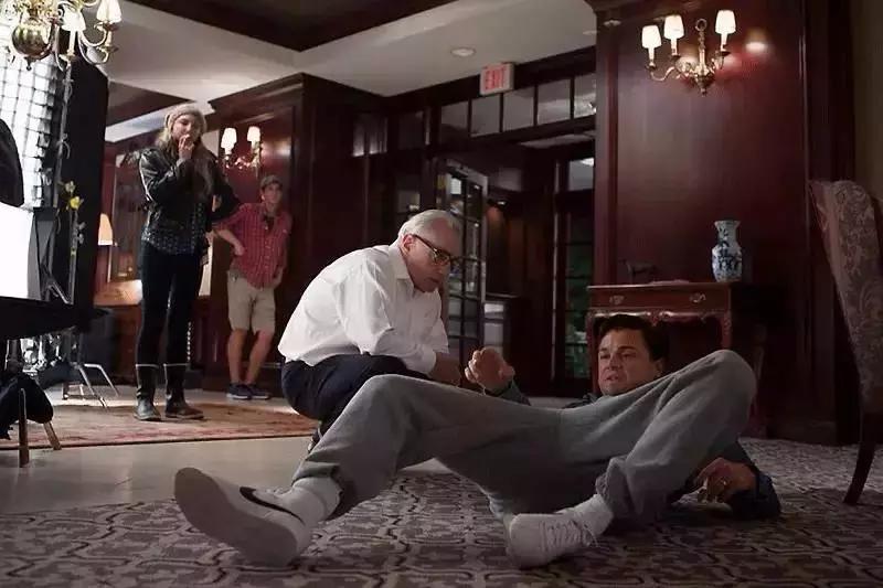 杨幂小金珠手链,杨幂小贝壳黑裙