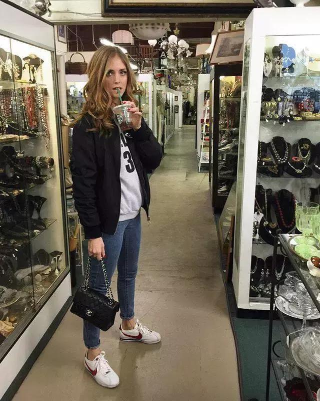 杨幂小金珠手链,杨幂小贝壳黑裙