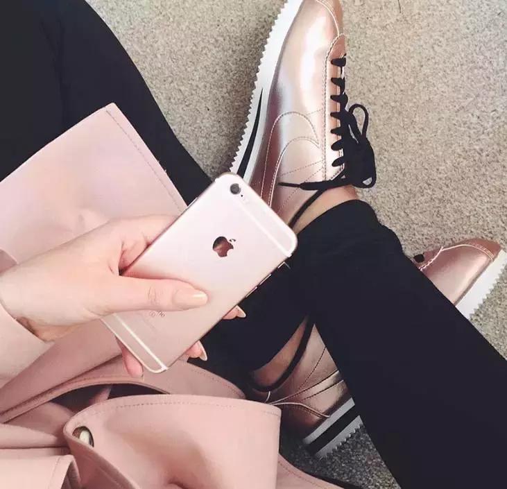 杨幂小金珠手链,杨幂小贝壳黑裙