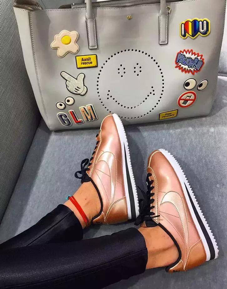 杨幂小金珠手链,杨幂小贝壳黑裙