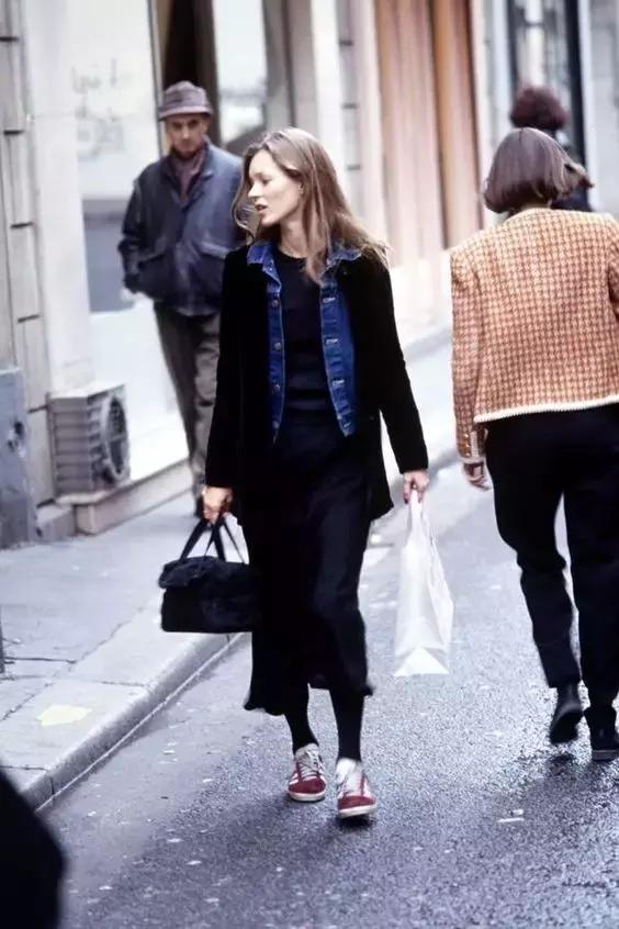 杨幂小金珠手链,杨幂小贝壳黑裙