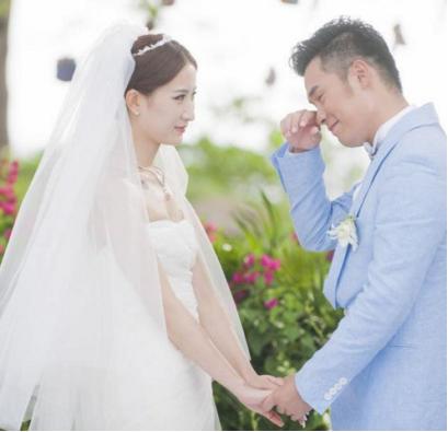 陈赫晒女儿给狗狗喂食,陈赫晒萌宠照片狗狗名字太霸气