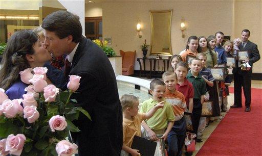 美国夫妇生5个孩子,美国夫妇生了60多个孩子