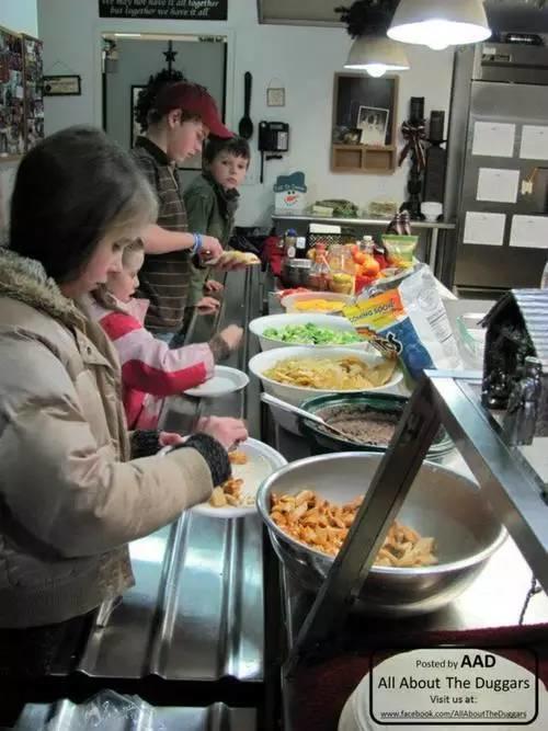 美国夫妇生5个孩子,美国夫妇生了60多个孩子