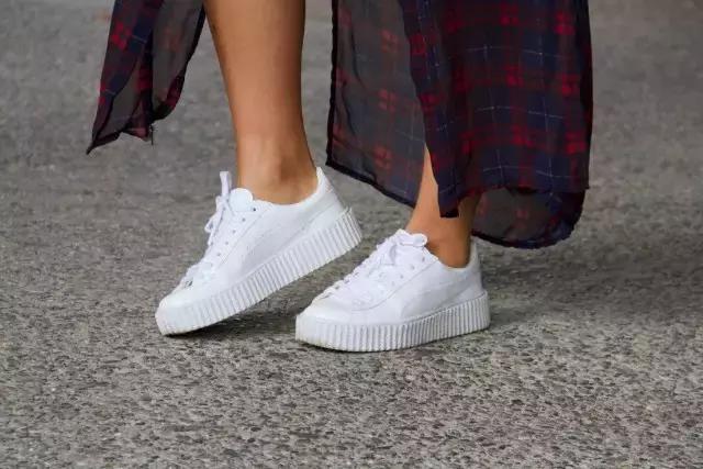 杨幂小金珠手链,杨幂小贝壳黑裙