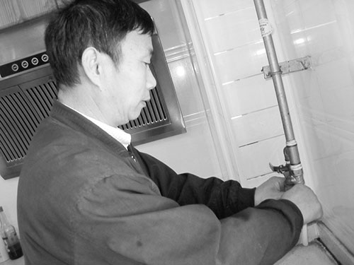 一家人高高兴兴的吃着年夜饭,高高兴兴过大年年夜饭办得好丰富