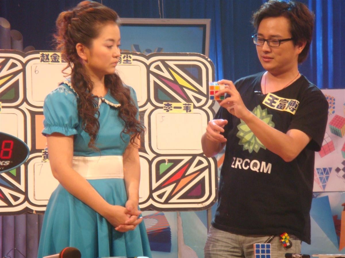 有“魔方侠侣”之称的他们因魔方结缘，他们的魔方世界有点儿甜