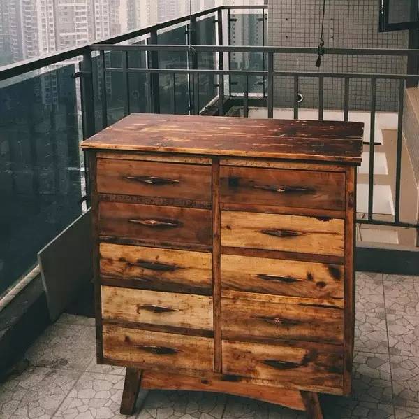 无底线提升千元出租屋品味，看90后美少年怎样活出无数人向往的样子……