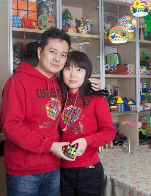 有“魔方侠侣”之称的他们因魔方结缘，他们的魔方世界有点儿甜