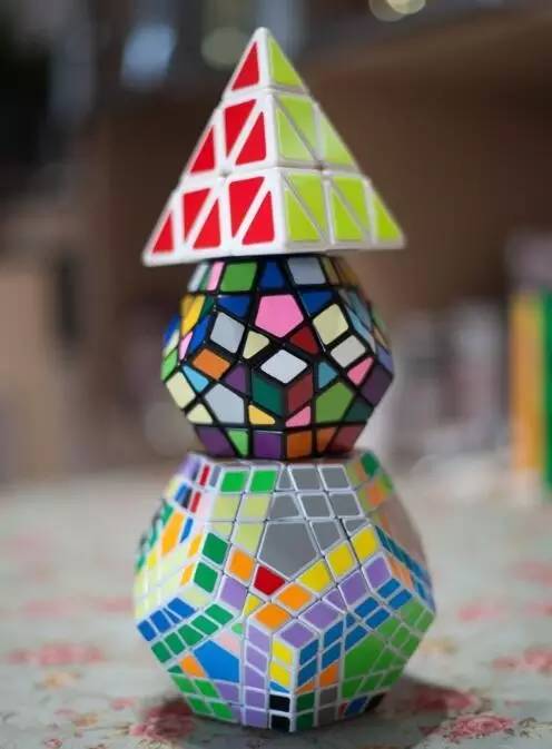 有“魔方侠侣”之称的他们因魔方结缘，他们的魔方世界有点儿甜