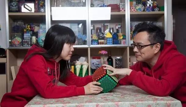 有“魔方侠侣”之称的他们因魔方结缘，他们的魔方世界有点儿甜