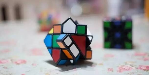 有“魔方侠侣”之称的他们因魔方结缘，他们的魔方世界有点儿甜