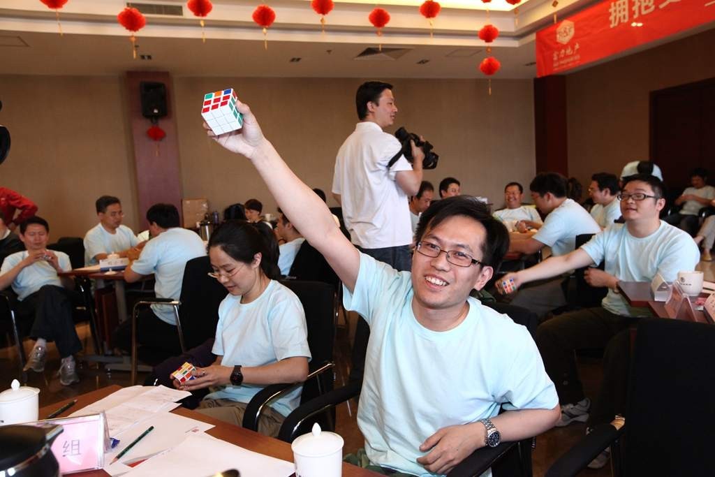 有“魔方侠侣”之称的他们因魔方结缘，他们的魔方世界有点儿甜