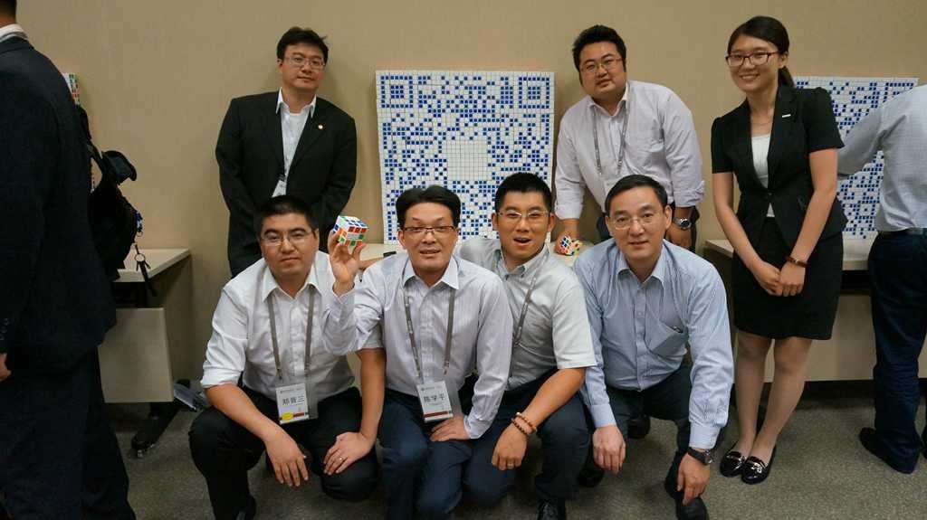 有“魔方侠侣”之称的他们因魔方结缘，他们的魔方世界有点儿甜