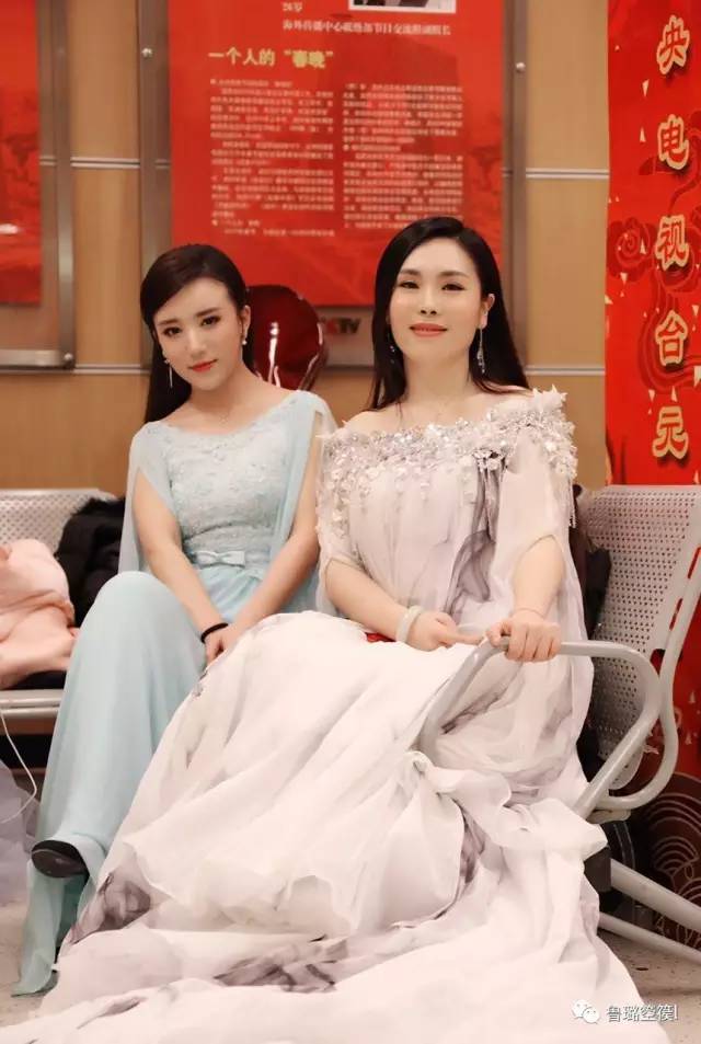 且末箜篌形象大使央视元宵晚会演奏箜篌