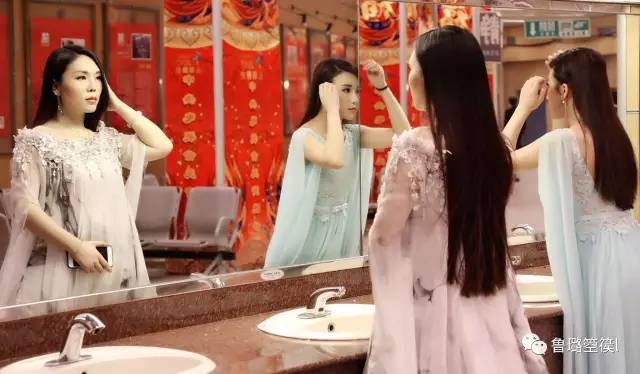 且末箜篌形象大使央视元宵晚会演奏箜篌