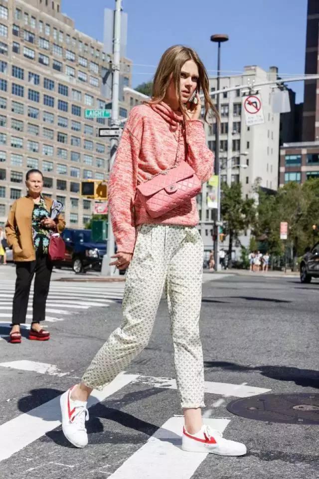 杨幂小金珠手链,杨幂小贝壳黑裙