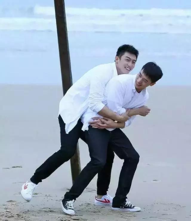 杨幂小金珠手链,杨幂小贝壳黑裙