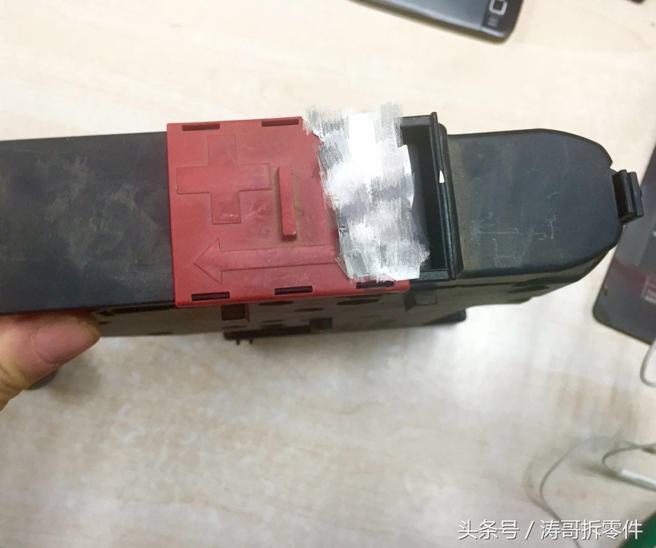 奔驰断电复位教程,奔驰A200玻璃开关怎么拆