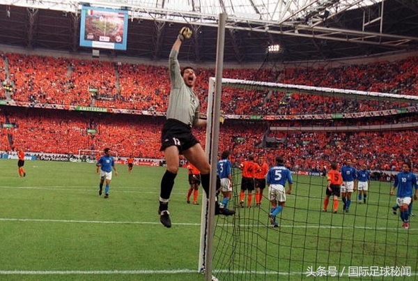 00年荷兰罚丢5个点球,罚点球时荷兰球员做了什么