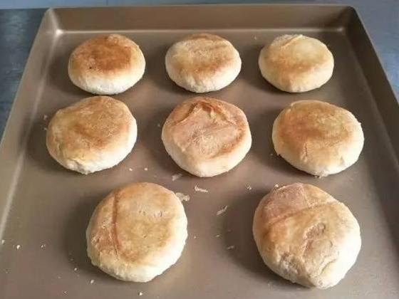 传统老式酥皮绿豆饼,中式糕点酥皮绿豆饼酥得掉渣渣