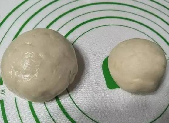 传统老式酥皮绿豆饼,中式糕点酥皮绿豆饼酥得掉渣渣