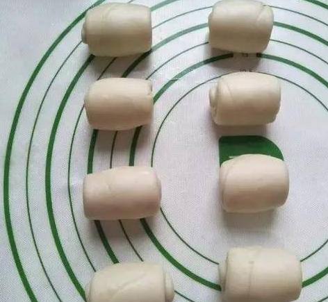 传统老式酥皮绿豆饼,中式糕点酥皮绿豆饼酥得掉渣渣