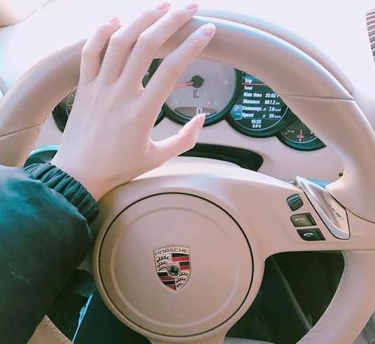 人傻钱多系列：韩国美女在中国直播赚了辆保时捷