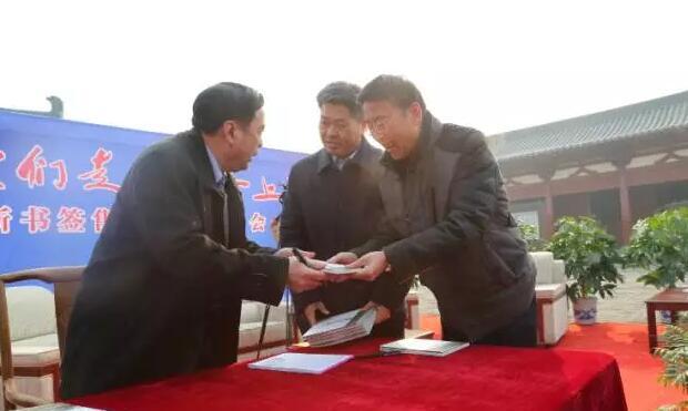 《我们走在大路上》新书签售在巩义杜甫故里举行