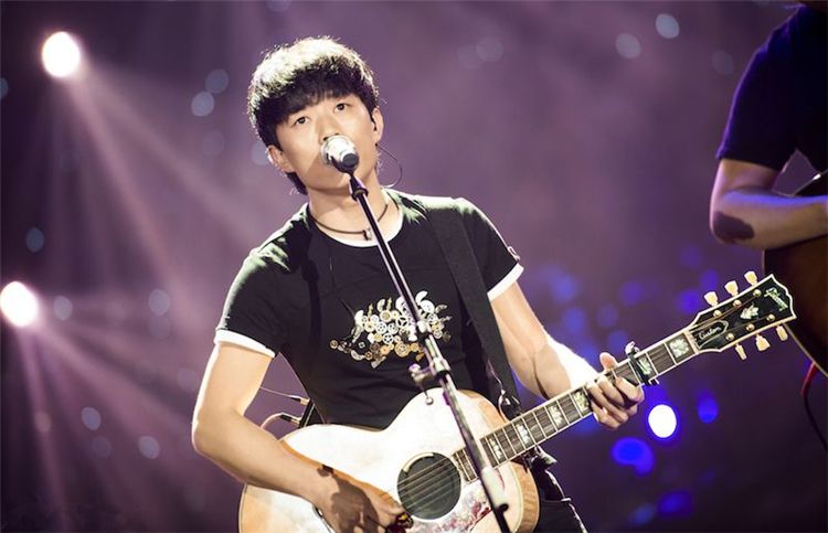 小酒馆不是到此一游的4A景区，回归音乐才是对《成都》最大尊重