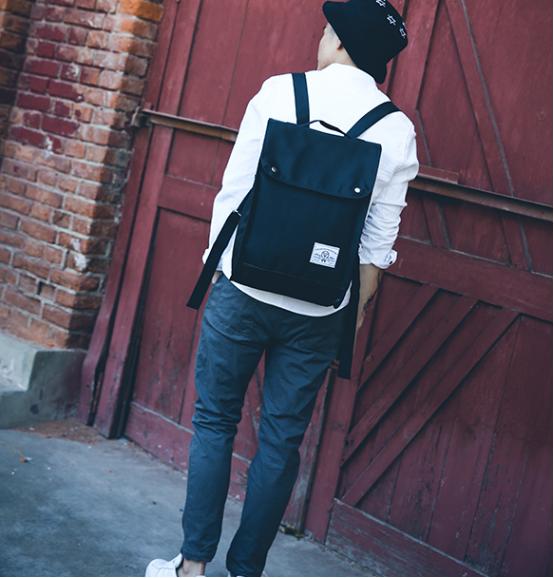 型男必备凹造型双肩包，日常旅游都吃得开