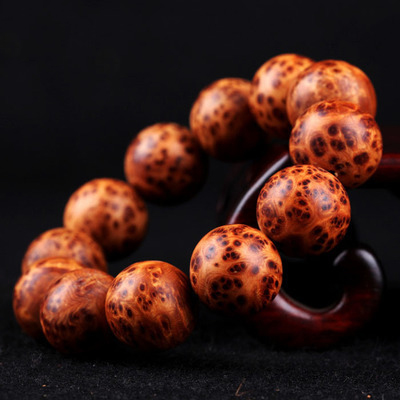 男生佩戴朱砂手串戴左手还是右手,南红草莓晶手串男生可以戴吗