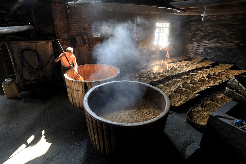 固态法纯粮食白酒肯定不是勾兑吗,小曲固态法白酒是纯粮食酒吗