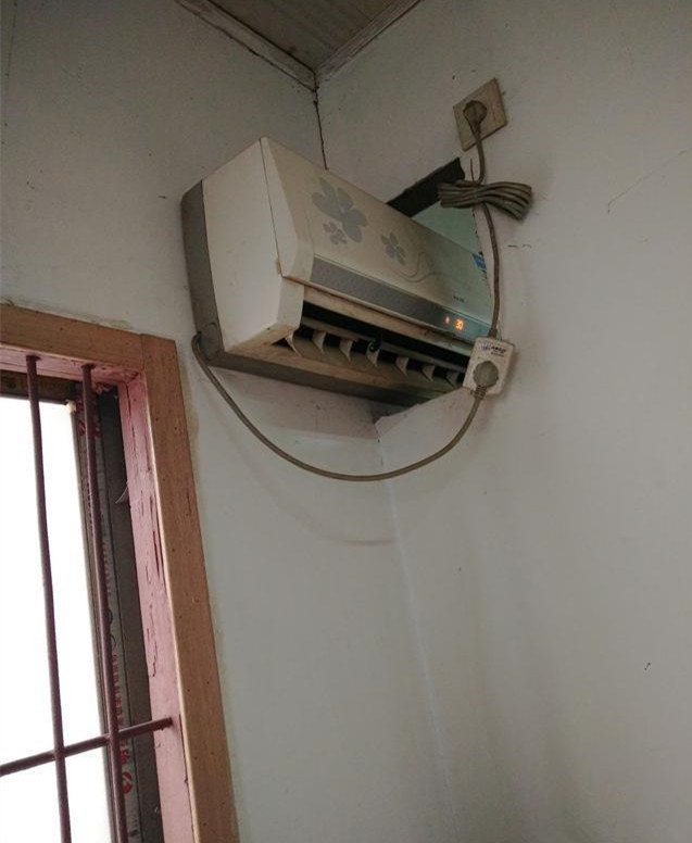 小婊砸，这是我的，别跟我抢