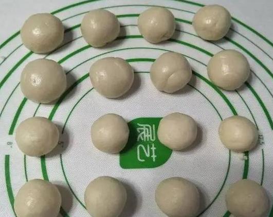 传统老式酥皮绿豆饼,中式糕点酥皮绿豆饼酥得掉渣渣