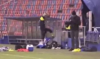 裁判：哥，给口水喝行不奉先：走开，这是我从老家带的二锅头