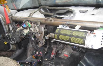 女司机：晴天后车里总是湿湿的，修理工拆开一看，不想说话了！