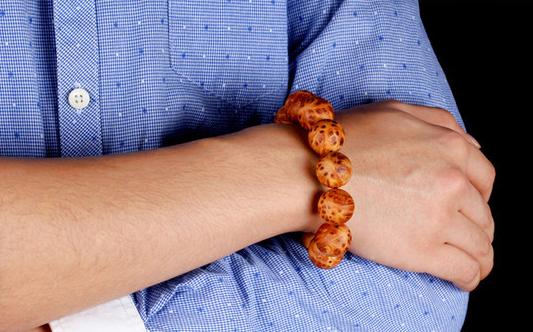 男生佩戴朱砂手串戴左手还是右手,南红草莓晶手串男生可以戴吗