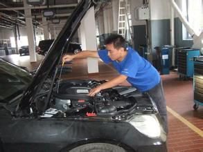 女司机：晴天后车里总是湿湿的，修理工拆开一看，不想说话了！