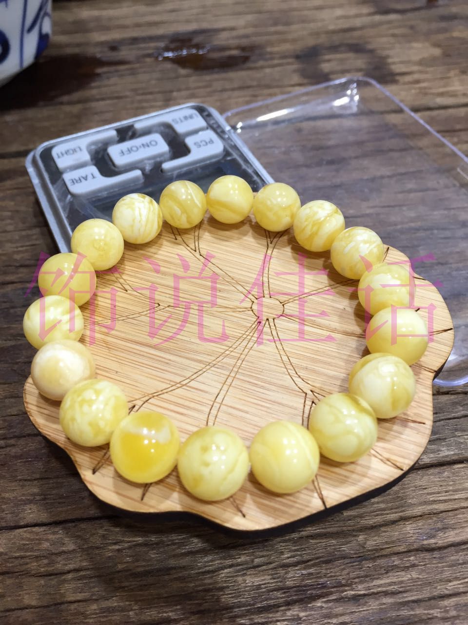 蜜蜡琥珀和老蜜蜡琥珀有什么区别,什么是蜜蜡琥珀的形成