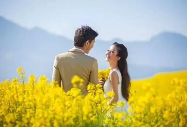 南充到云南拍婚纱照预计要多少钱,春天云南拍婚纱照的地方