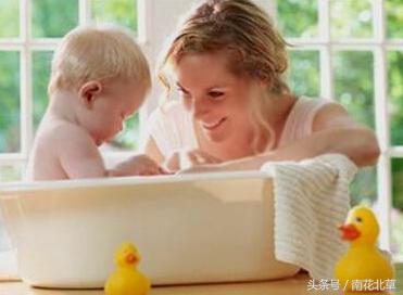 3个月宝宝洗澡的正确方法和步骤,育儿师给宝宝洗澡