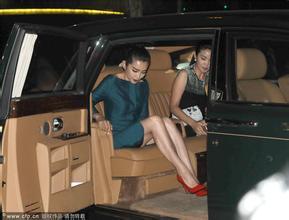 劳斯莱斯的一把雨伞能选装100万吗,劳斯莱斯车内为何有一把雨伞