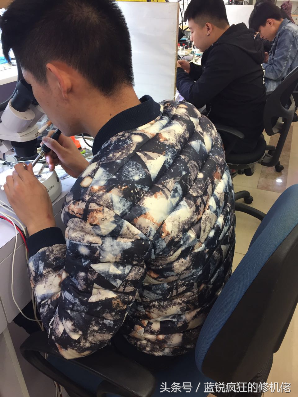 苹果13手机死机屏幕动不了,苹果手机死机黑屏了怎样解决