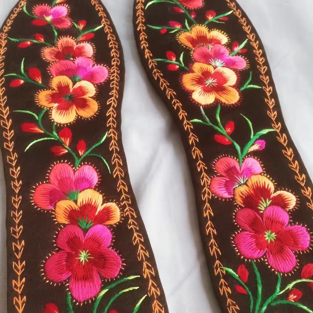 一针一线纯手工绣花鞋垫,缝鞋垫我是认真的纯手工绣花鞋垫