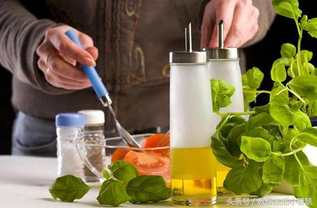 刷小白鞋生活小妙招简单又实用,超实用的生活小妙招叠被子