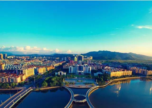 15个姑娘把开平穿在身上，哪一个最美？