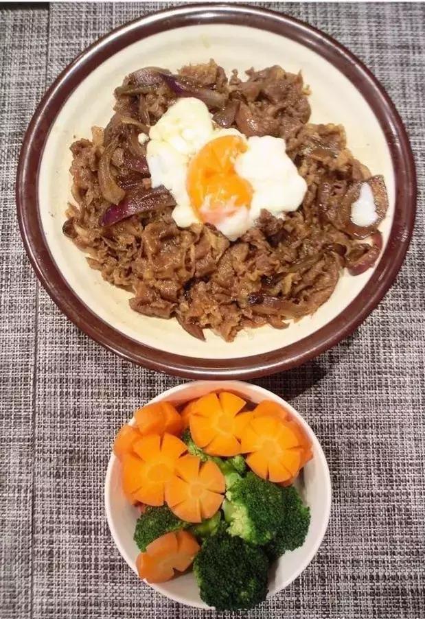来一碗咖喱牛肉饭,一碗精致的牛丼饭