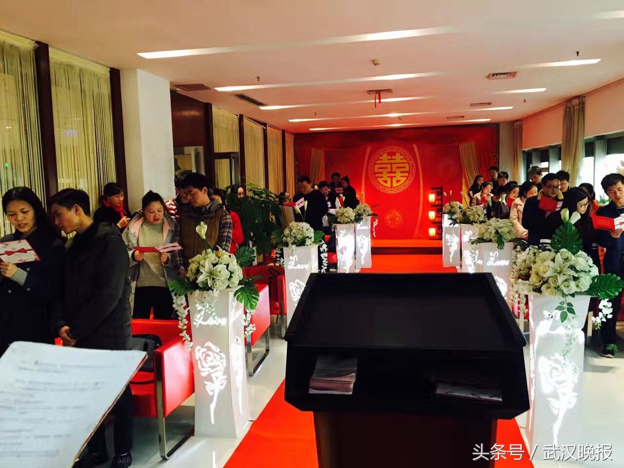 情人节婚登中心提前1小时开门纳客江城2650对新人喜结连理